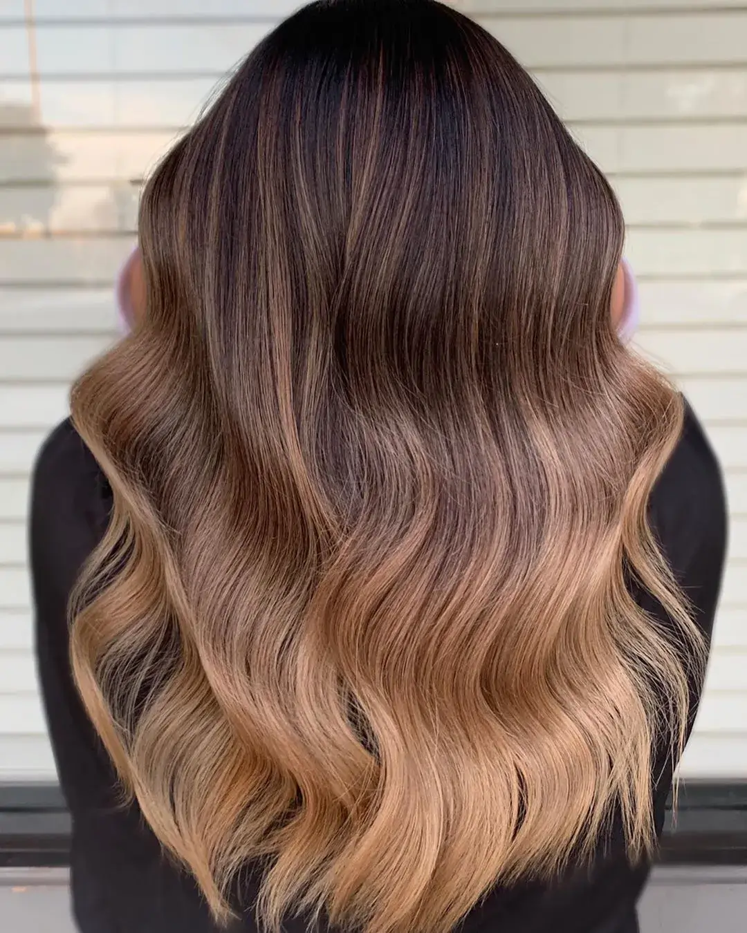 Cheveux bruns avec ombré caramel salon Toujours Belle